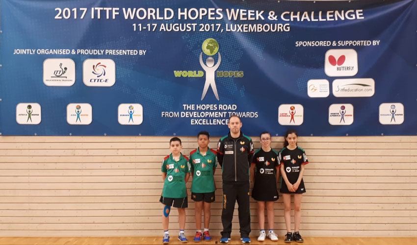 Quatro jovens atletas no Estágio da ITTF
